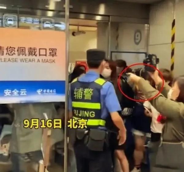 男艺人在上海机场引发拥堵，粉丝竟然还对警察大喊！央媒点名批评后道歉