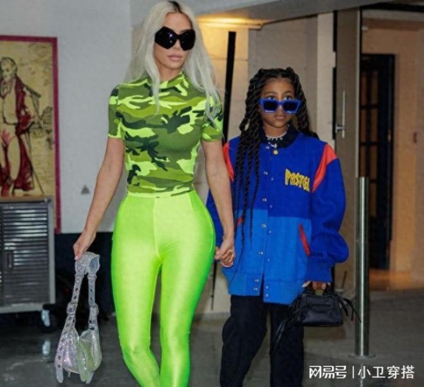 美国版“王诗龄”卡戴珊女儿小西北，9套穿搭配得上100万美元衣橱