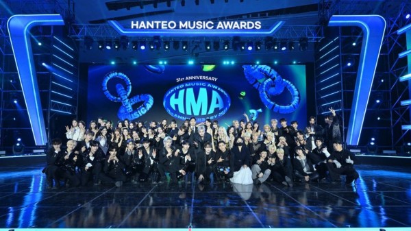 史上最乱颁奖典礼！ZB1演出，观众大喊「退队」+粉丝现场拉屎，爱豆难忍恶臭纷纷捂鼻