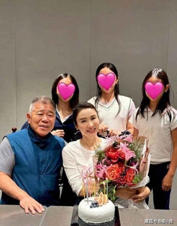 54岁黎姿同框富商老公高调庆生！穿白T恤超减龄，被宠上天好幸福