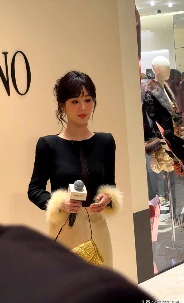 小李子:昨晚上海华伦天奴线下秀场还没散场,#杨紫状态#和#韩东君口红#两条热搜就先跑了出来,明星同框本是双赢,结果却成了一场关于造型师水平的即席考试。
镜头先看杨紫,她穿黑色针织上衣配杏色迷笛裙,腰线被拉得老高,妆面留白到位,灯一打整个人就发着柔光,据微博半小时点赞数据已破十万,这套搭配与其说是时尚操作不如说是“安全牌”教学,稳稳锁住大众审美。
反观韩东君,卷刘海压到眉骨,厚涂口红让人错觉在看...