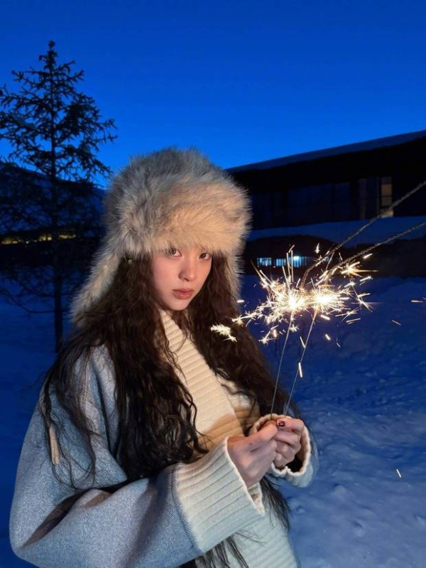 欧阳娜娜手拿烟花棒,温婉大方。