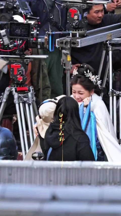 虞书欣一把抱住女导演! 跑过来好大一只北极巨兔!好可爱啊哈哈哈哈