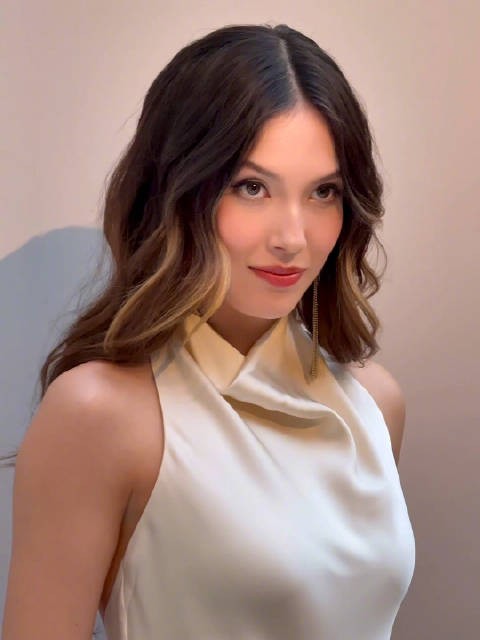 谷爱凌白裙亮相Brunello Cucinelli米兰静态展