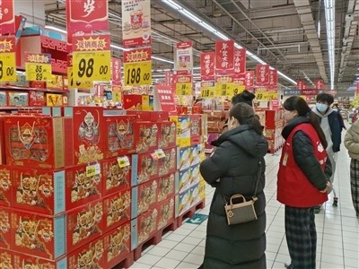 春节将至年味浓 商超商品备货