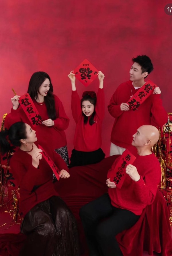 董璇夫妇回婆家探亲,陪亲友抱小孩不像新媳妇,外婆激动的流眼泪