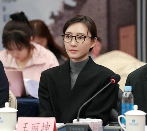 她看起来憔悴却不服输，低调接短剧修复名声