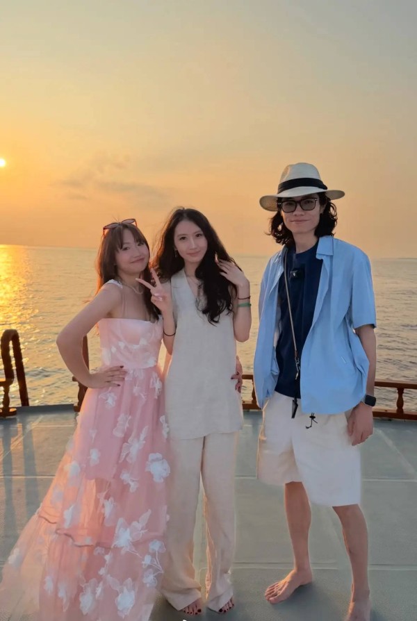 李行亮夫妇马尔代夫被偶遇 度假状态松弛超养眼