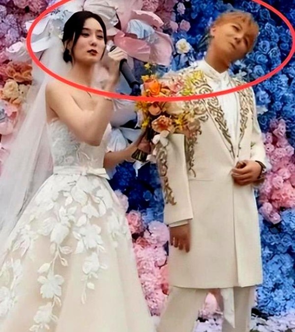 34岁女星嫁大8岁男星，新郎平凡戒指超大，胜黄子韬婚礼更气派