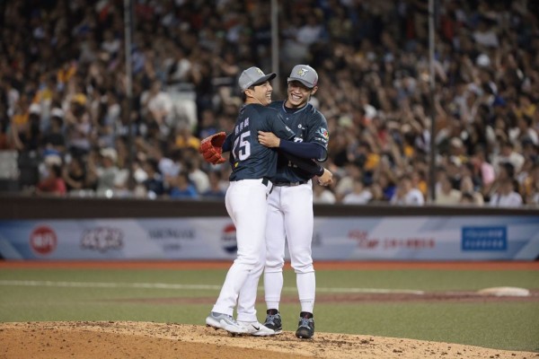 郭俊麟與陳冠宇相擁合影。（杜宜諳攝）