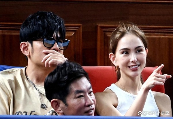 周杰伦夫妇现身上海网球大师赛，周董瘦出新高度，昆凌明艳动人！