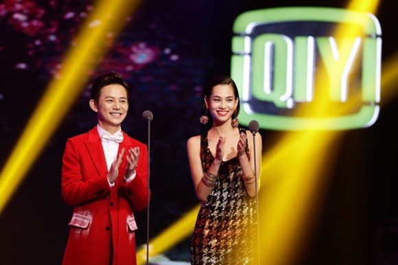 爱奇艺尖叫之夜与何炅同台