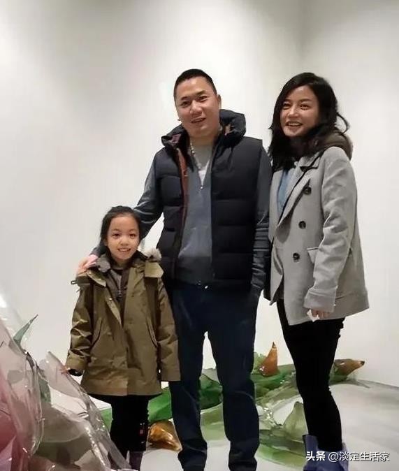 淡定生活家:发现赵薇和李湘是两种人生感念。
赵薇和李湘,都是曾经红极一时的明星,如今都过着富足的生活,也有可爱的女儿。但她们的生活方式却大相径庭。赵薇的生活很接地气,穿着打扮朴实随意,妆容也简单。她选择的老公,似乎也更贴近普通人的生活。而李湘的生活则更有格调,老公从事文化艺术行业,家境和个人修养都很好,这和她自身的气质也很相符。
有人说,一个女人的生活状态,很大程度上取决于她选择伴侣的眼光。赵...