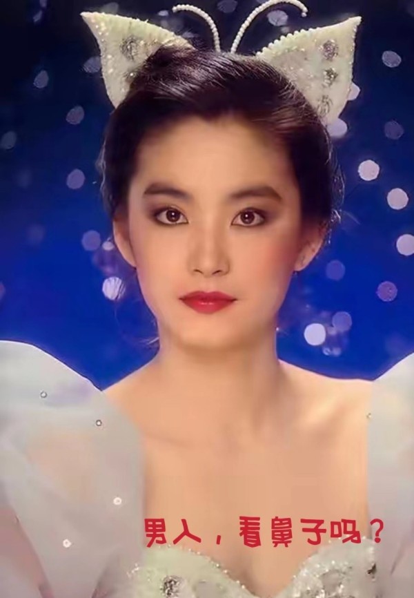 莉蒂亚：一次，林青霞问黄霑为什么盯着自己的耳朵看，黄霑笑着开污腔，却被林反将一军。

80年代正是香港文化风流才子云集的鼎盛时期。时年，性情与不羁特像中国传统的文人、而才华横溢又不拘一格的香港才子黄霑携手蔡澜和倪匡，在香港亚视，共同主持了一档深夜谈话类节目《今夜不设防》。

这档深夜节目常常邀请明星名人来做嘉宾，大家坐在掉了皮的破沙发上，甚至有时直接坐在地上，一起抽烟、饮酒、讲粗话，气氛轻松幽默，...