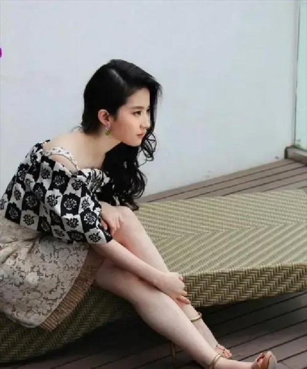 不愧是刘亦菲，这衣服要是穿别人身上，那绝对是灾难！