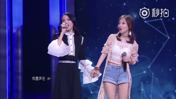 张韶涵和冯提莫同台飙歌,一双鞋子就能看出明星和网红的区别