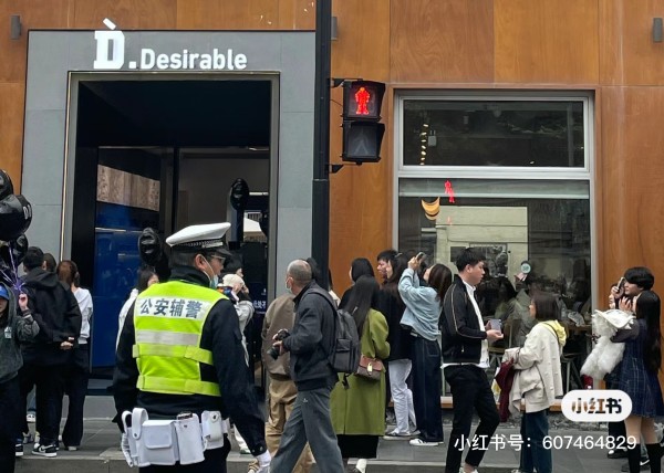 法国的潮牌有哪些 王鹤棣个人潮牌D.Desirable开业首日，粉丝雨中排队等待进场