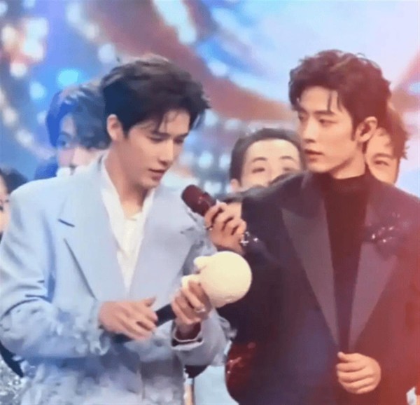 肖战一个下意识动作,暴露内娱前辈后辈的相处模式,真让人羡慕