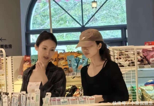 金晨三亚过年被偶遇！和佟丽娅组闺蜜局引围观