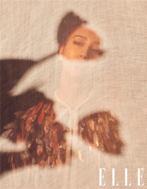 佟丽娅复古时尚写真曝光 向理想生长炽烈绽放