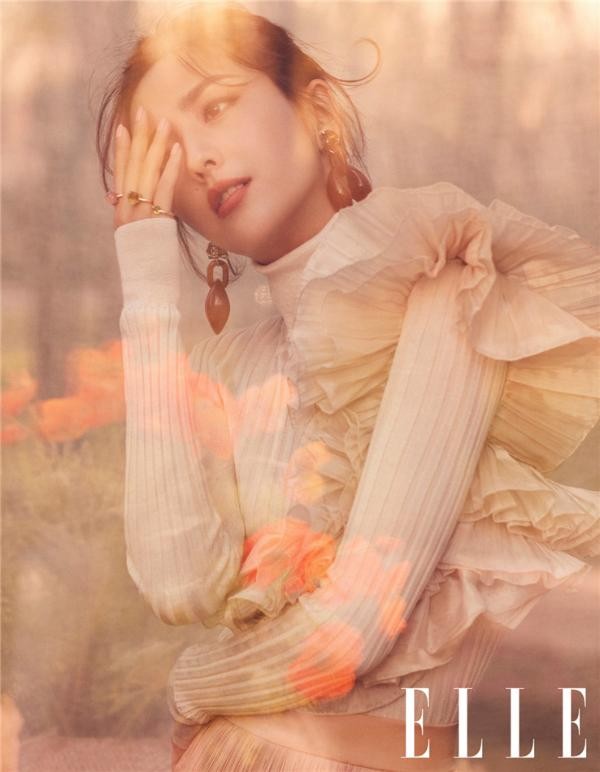 佟丽娅复古时尚写真曝光 向理想生长炽烈绽放