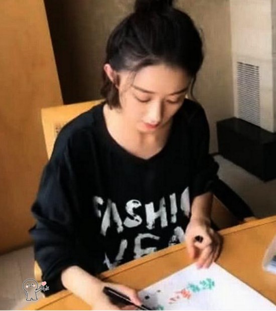 赵丽颖为回馈粉丝,生日特地送亲笔签名,看清模样网友却炸锅了!