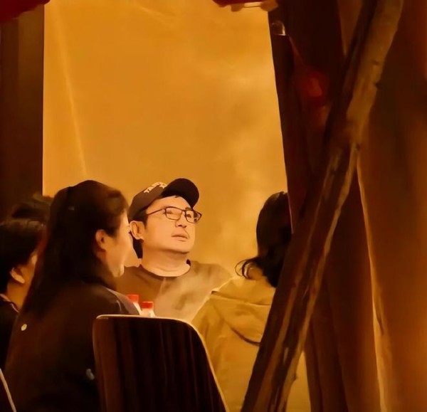 沈腾海南家宴温馨十足，妻子王琦素颜出镜状态松弛