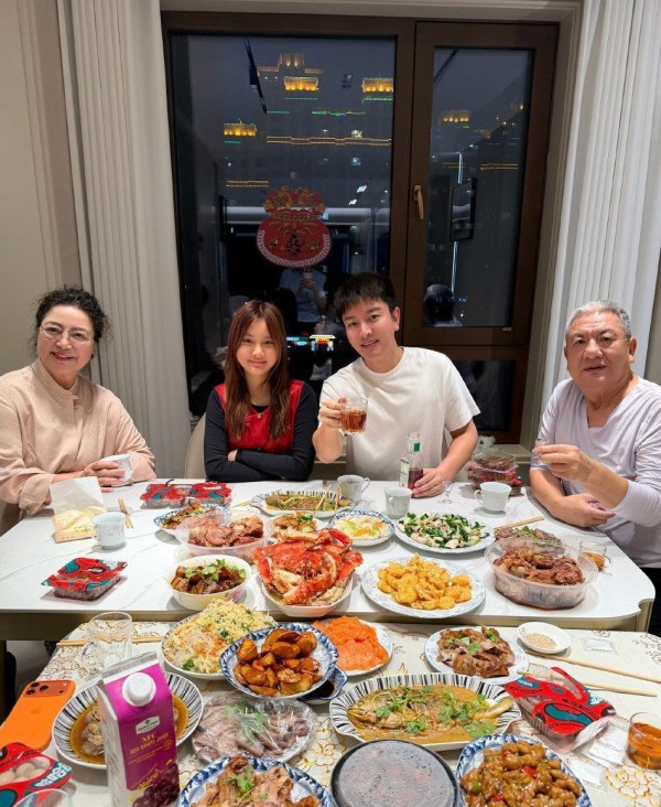 除夕全家福引热议：镜头外的模糊身影，藏着公众最不该窥探的体面