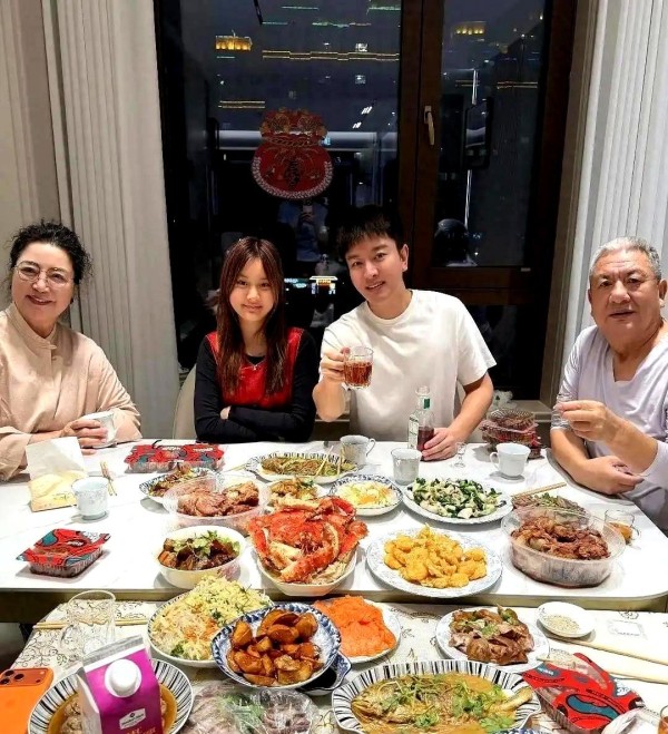 贾乃亮一家四口多年后同聚,父亲黑发变白发,为子女奔波