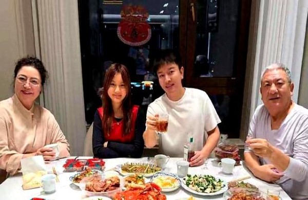 贾乃亮晒过年全家福，一个细节暴露拍照人，网友：这是要复婚的节奏？