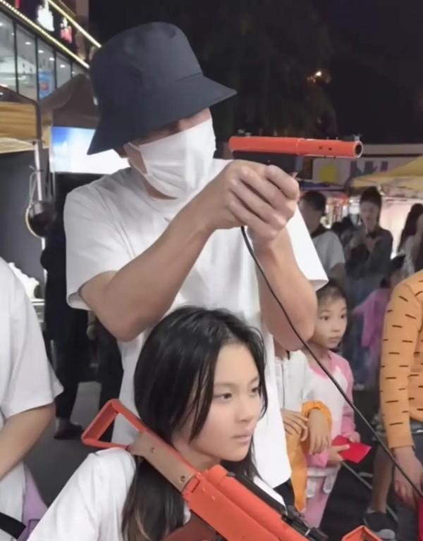 贾乃亮晒全家福!与父母甜馨久违同框,离婚后变化引热议