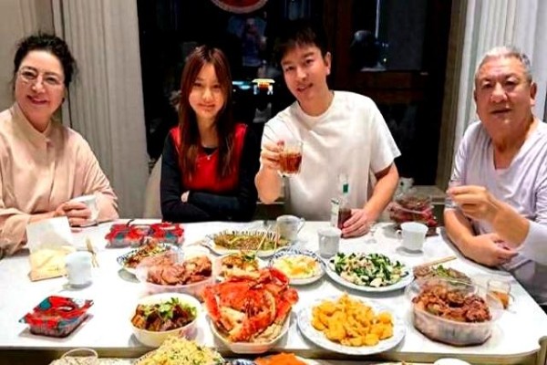 一家三口终于同框！贾乃亮晒全家福，甜馨乖巧模样太圈粉