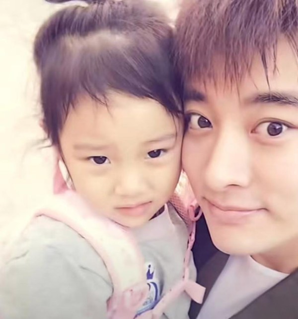 贾乃亮全家福惊现“空椅子”！甜馨长大爷爷白头，刺痛多少离异家庭的心