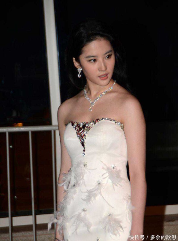 刘亦菲仙气穿搭封神！垂坠感纱裙搭配尽显天仙氛围感