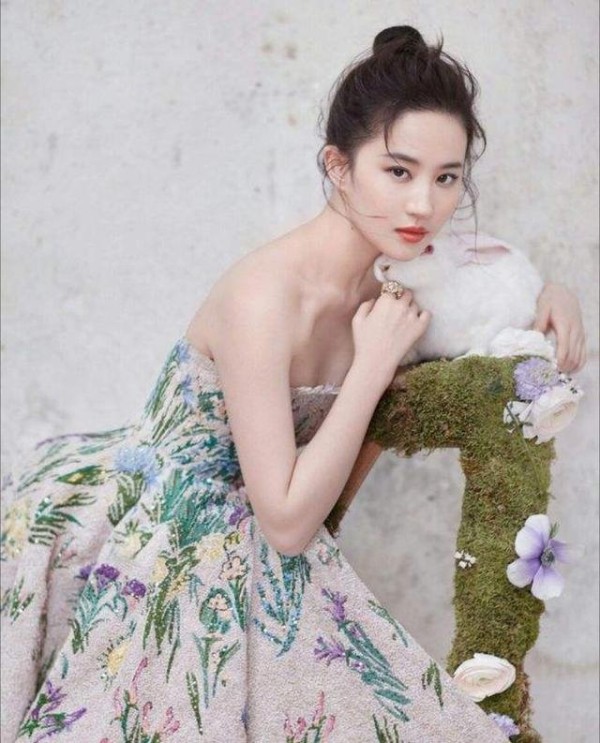 32岁不老女神刘亦菲,中国风穿搭太吸睛,精致五官气质十足