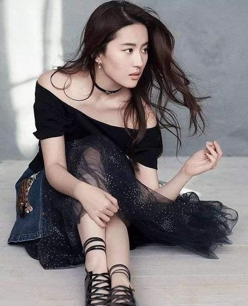 32岁不老女神刘亦菲,中国风穿搭太吸睛,精致五官气质十足