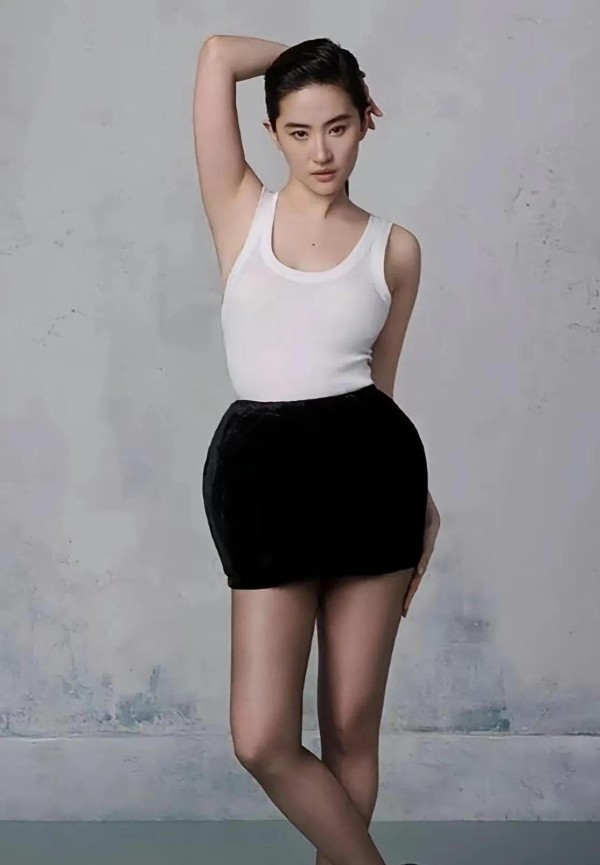 刘亦菲，最近又因为一套“老头背心”配“大屁股黑短裙”的造型被热议了！