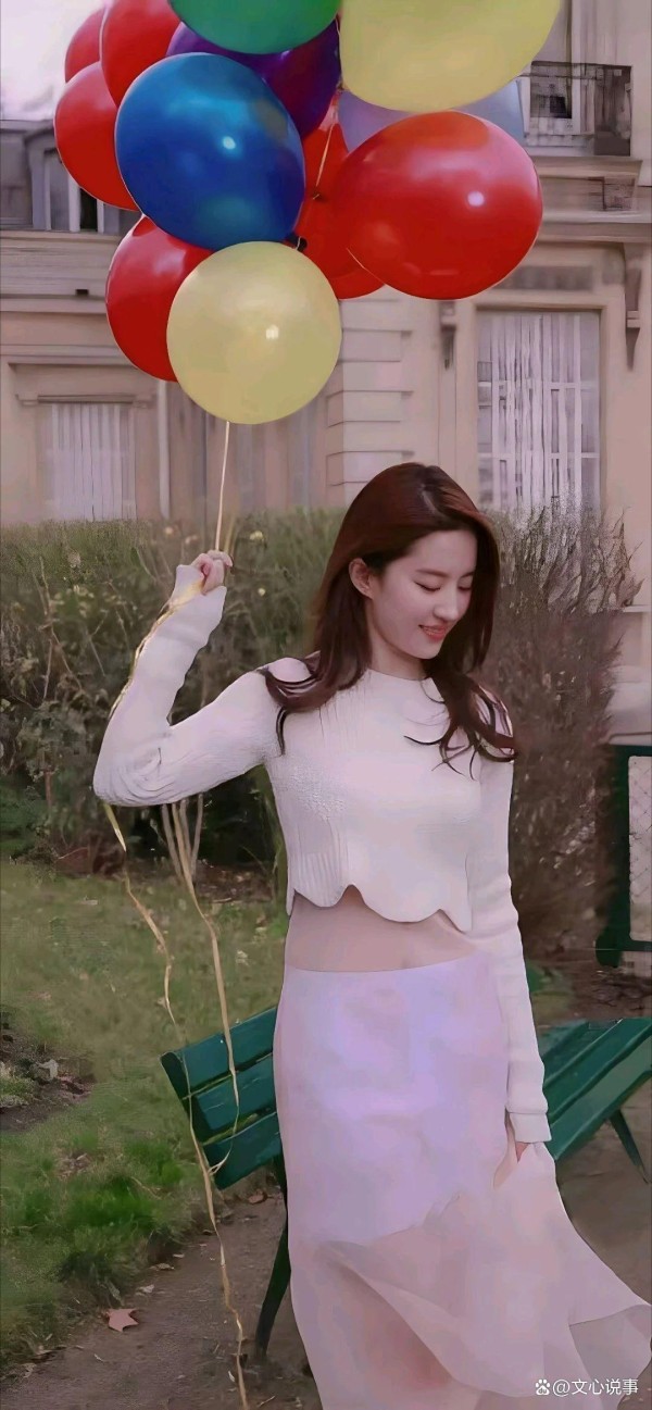 刘亦菲：温婉如玉，一颦一笑皆风情万种！