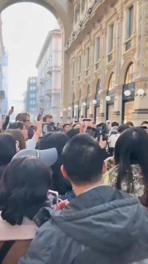 杨幂米兰人气就这样高 被围的水泄不通