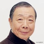 影像节：2014年2月4日，香港老牌电影明星午马因肺癌病逝，终年71岁。
午马原名冯宏源，生于天津，17岁时随从事戏曲工作的父母移居香港。1963年，他进入邵氏公司当演员，出演的第一部电影是凌波主演的《花木兰》。此后，他在一系列影片中担任配角，以演反面角色、小人物和老人为主，有“金牌龙套”之美誉。
上世纪60年代末，他开始为大导演张彻担任副手，通过《金燕子》《游侠儿》《鹰王》等片积累了丰富的导演经...