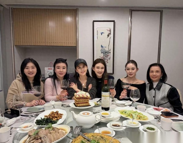 黄圣依低调办43岁生日宴，闺蜜团颜值出众齐聚一堂，这场聚餐看出了啥门道？