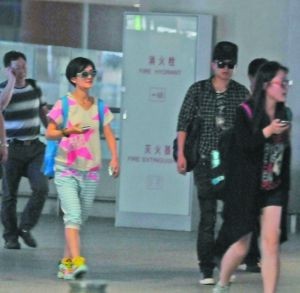 谢娜与张杰在机场被拍。