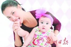 霍汶希与女儿的合照。