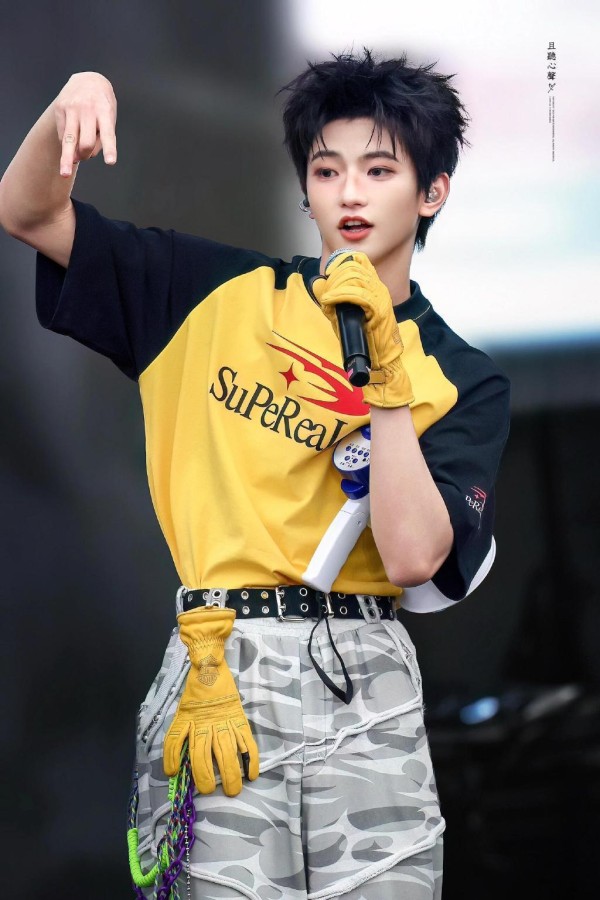 穆祉丞粉丝飙升破11万，星光闪耀引热议