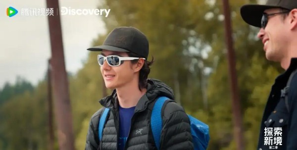 碧荷托住月光:都说流量明星不值钱,但王一博让32个品牌抢着付钱。
你看这数字:商业价值指数97.8,断层第一。他代言的东西,粉丝真买——平均42%的购买率,是行业两倍。香奈儿去年亚洲业绩涨了19%,财报里直接写“明星效应”。这不是流量,这是印钞机。
他的稀缺性在哪?五大高奢,覆盖你全身:香奈儿穿身上,卡地亚戴手上,奥迪开出门,Tiffany挂颈间,UA练身材。内娱只有他一人,凑齐这张“顶配...