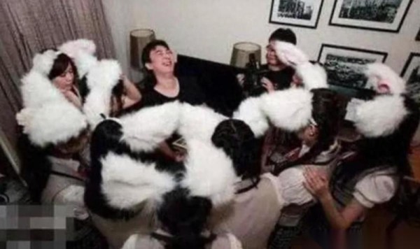 娱乐圈潜规则再曝光?交易黑幕牵出多位顶流,谁在背后操控大局?