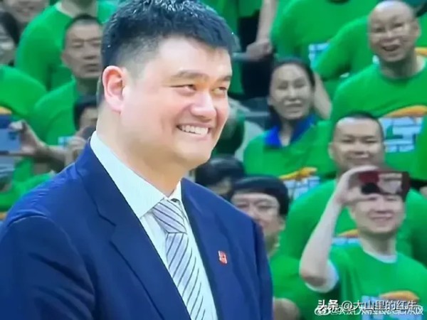 大山里的红牛：#明星的口碑对事业有多大影响#
明星之所以能得到无数粉丝热捧和支持，第一靠真才实学的能力，第二就是影响力，第三是人品。
三大先决条件中的第二第三条都属于口碑，口碑越好影响力越大，认可度也越高！口。你拿到多少大奖，拿到多少酬劳和待遇髙低，都属于有形资产。而口碑则属于无形资产。
雁过留声，人过留名，说的就是德才兼备的问题，口碑不仅是一个人的才能，更重要的是一个人的德行。厚德载物，说明德比...