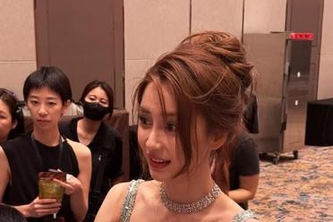 从顶流到小广告：解码杨颖的八年沉浮，如何在一个明星身上看懂“资源网络求生记”？