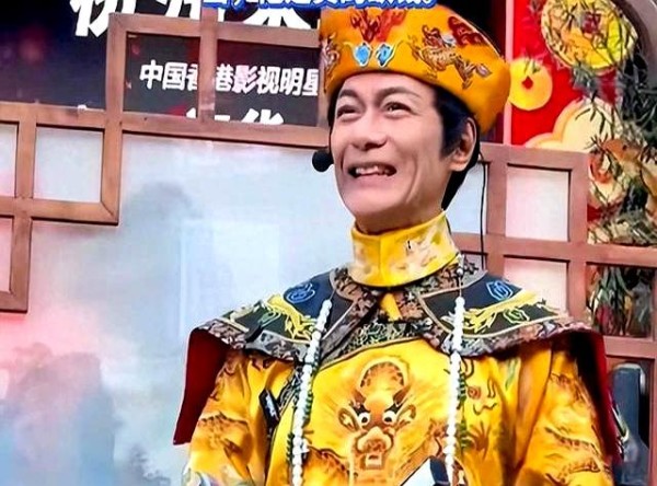 反差太大！64岁演员告别影坛后，春节竟在景区打工，暴瘦模样令人心疼