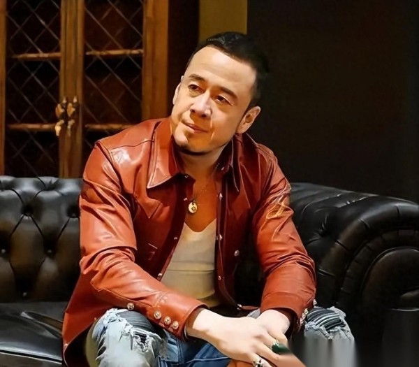 杨坤言论惹争议，52岁事业受挫合作受限，这次教训来得不轻